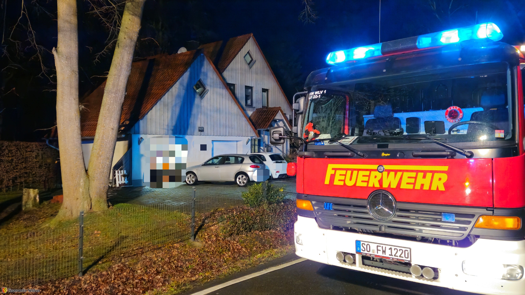 Mülltonnen brennen an Garage, Feuer auf Gebäude übergegriffen 